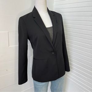 Everlane Black Blazer with Structured Shoulders and Tailored Fit